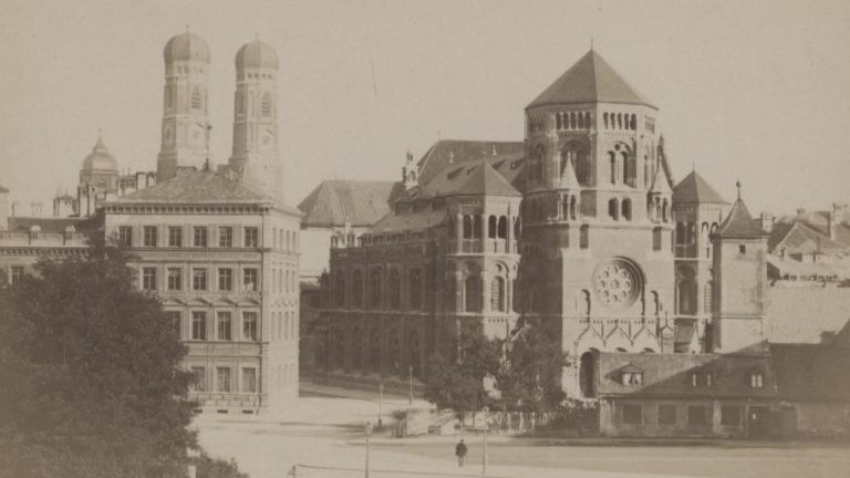 Stadtansicht München. im Vordergrund die Hauptsynagoge, ein Gründerzeitgebäude an der Herzog-Max-Straße. Linke Bildhälfte sind die Türme der Frauenkirche zu erkennen.