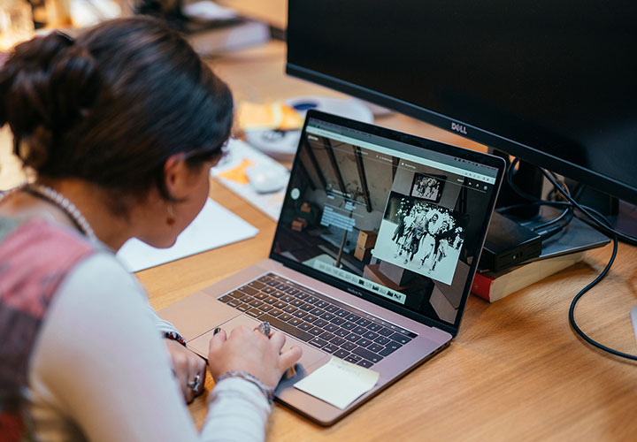 Jugendliches Mädchen sitzt vor einem Laptop