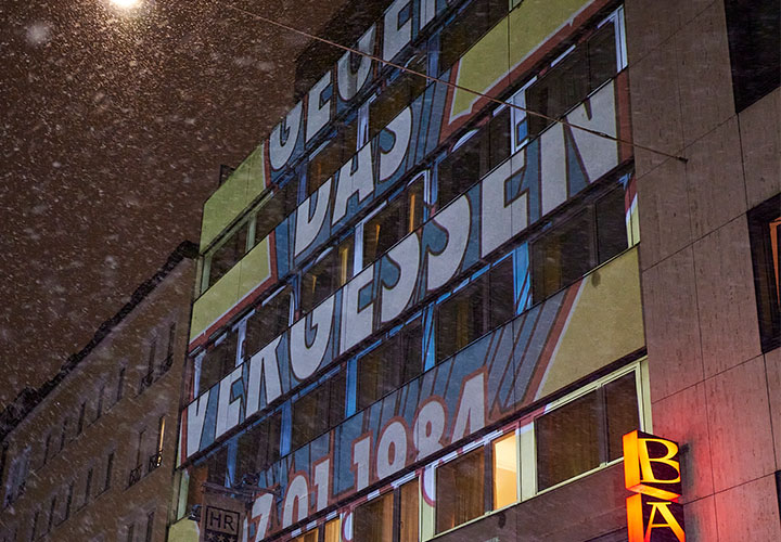 Angestrahlte Hochhausfassade. Gegen das Vergessen 07.01.1984