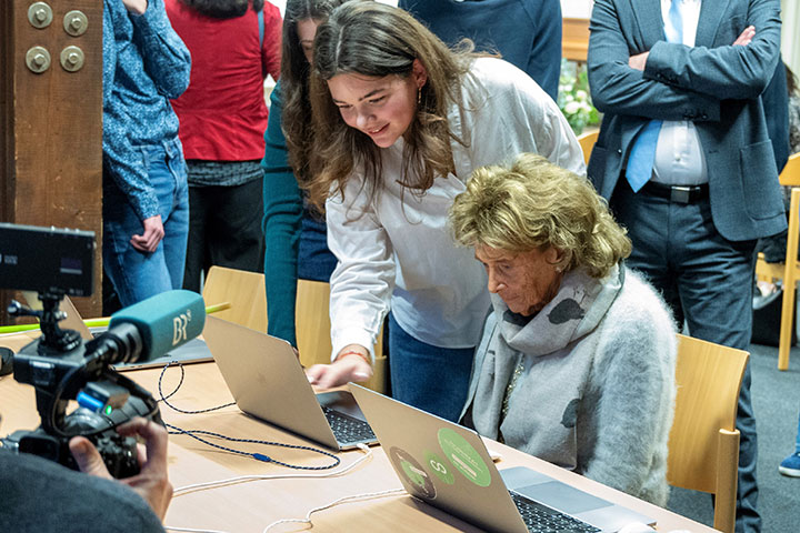 Eine Schülerin und Ehrenbürgerin Charlotte Knobloch testen das ernste Computerspiel #LastSeen. Foto: Wittelsbacher Gymnasium / Joachim Steven