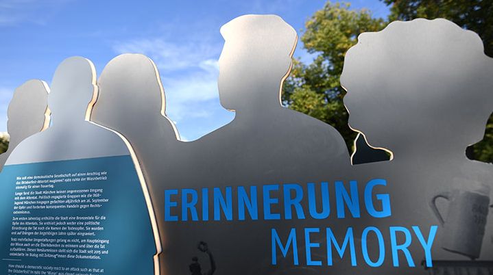 Mobile slider image "Commemoration Site". View of the memorial and information site for the “Oktoberfest Bomb Attack Documentation”