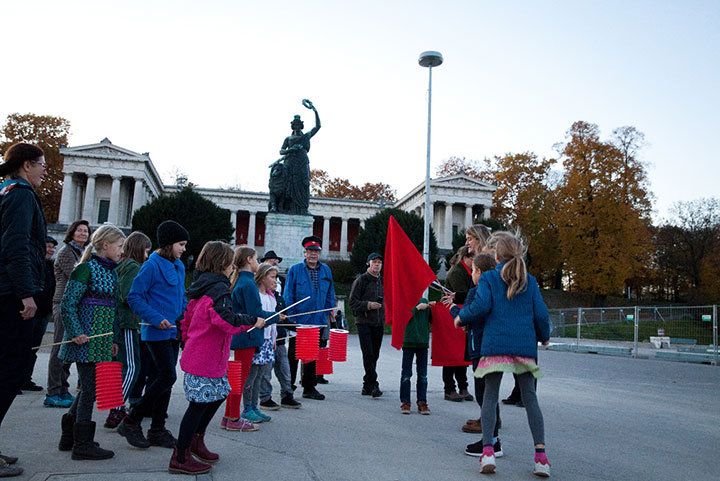 Gruppe von Kindern mit roten Fahnen und Laternene auf der Theresienwiese