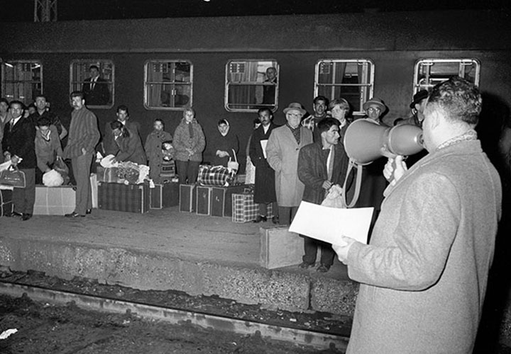 Flüchtlinge am Münchner Haupt Bahnhof / Schwarz-Weiss Aufnahme