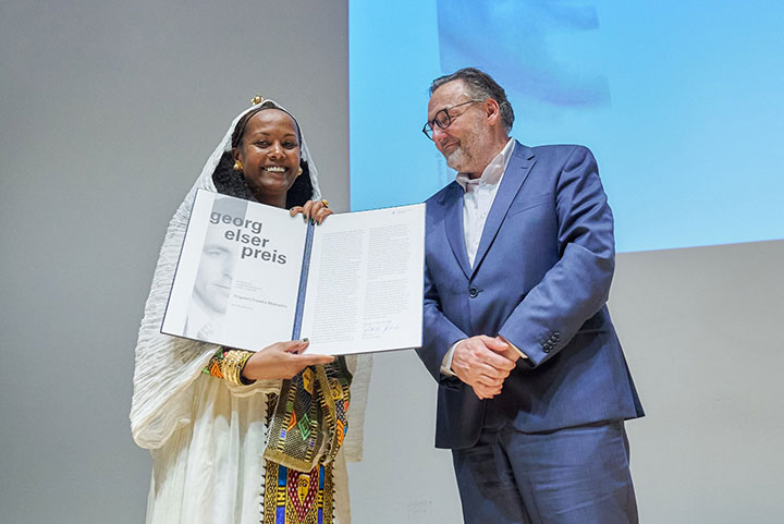 Verleihung des Georg Elser Preises. Foto der Preisträgerin Yirgalem Fisseha Mebrahtu und Kulturreferent Anton Biebl