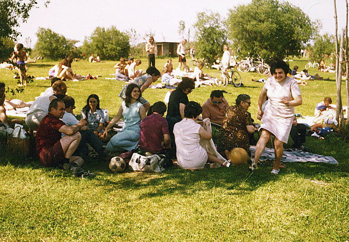 Eleni Tsakmaki und Freundeskreis am Lerchenauer See, München 1972.